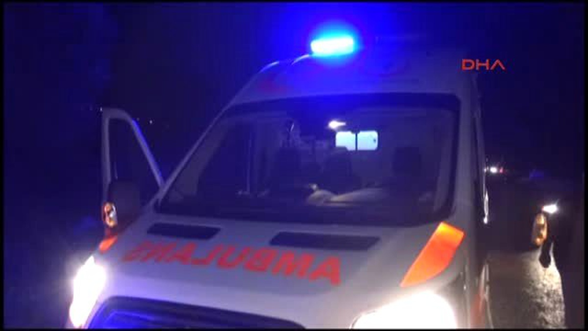 Bartın\'da Otomobil Traktöre Çarptı: 1 Ölü, 4 Yaralı