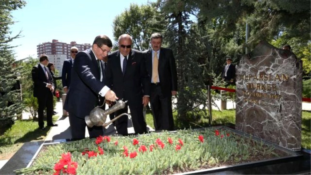 Davutoğlu ve Tuğrul Türkeş, Alparslan Türkeş\'in Mezarını Ziyaret Etti
