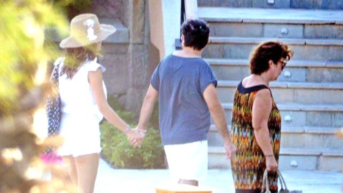 Kayınvalidesi Beren Saat'in Yanından Ayrılmıyor