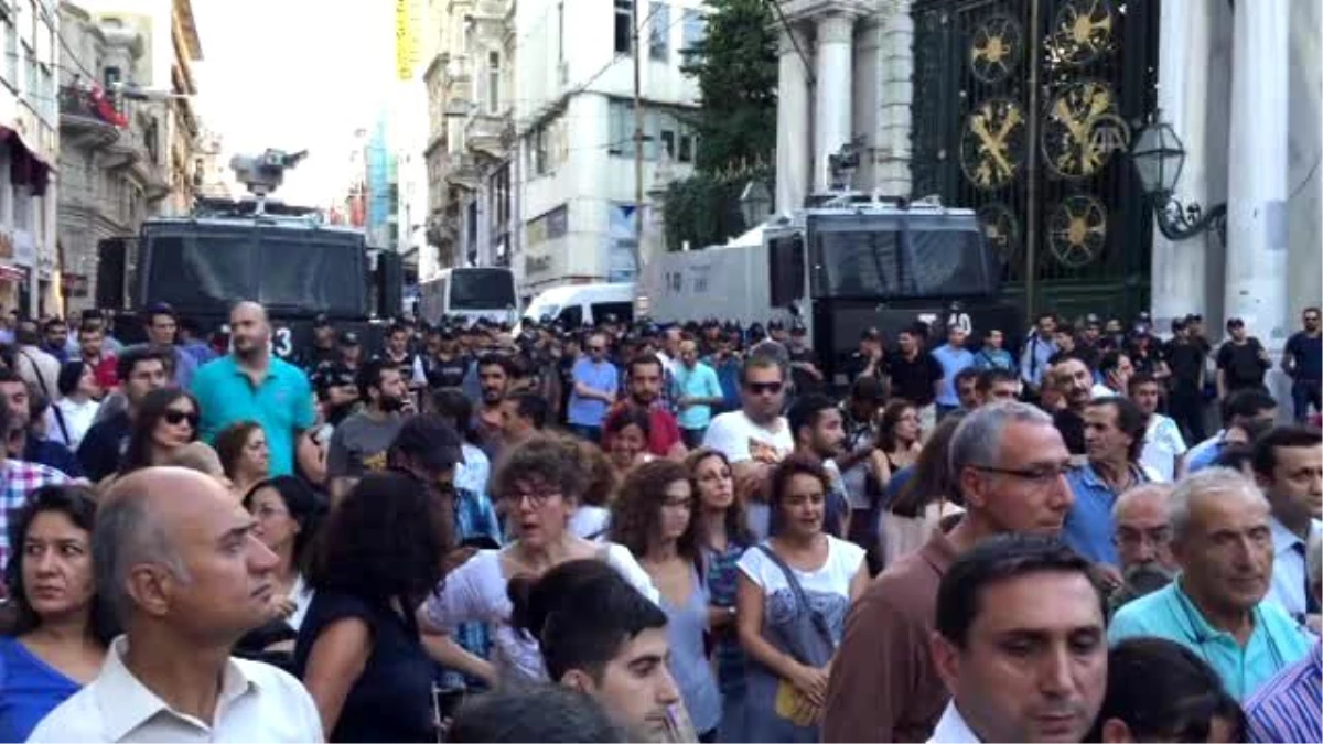 Beyoğlu\'nda İzinsiz Gösteriye Polis Müdahalesi -Aa Muhabiri Yaralandı