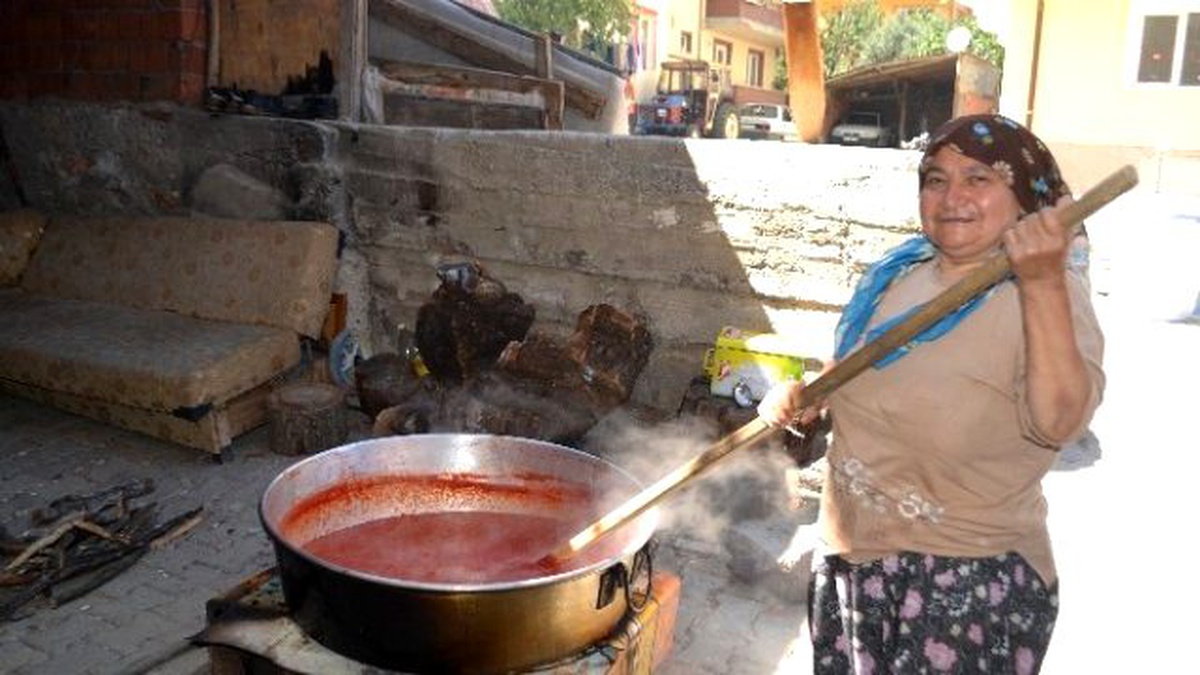 Bilecik\'te Salça Kazanları Kaynamaya Başladı