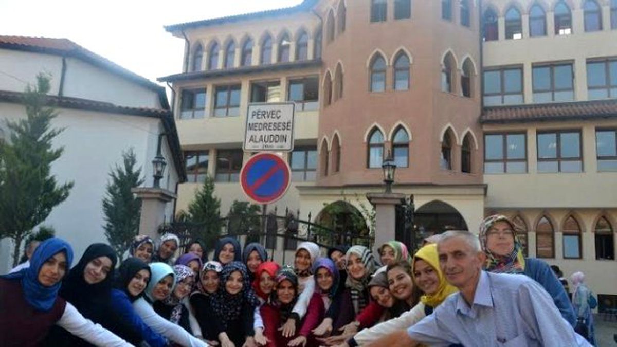Bursalı Öğrencilerden Kosova\'ya İmam Hatip Lisesi