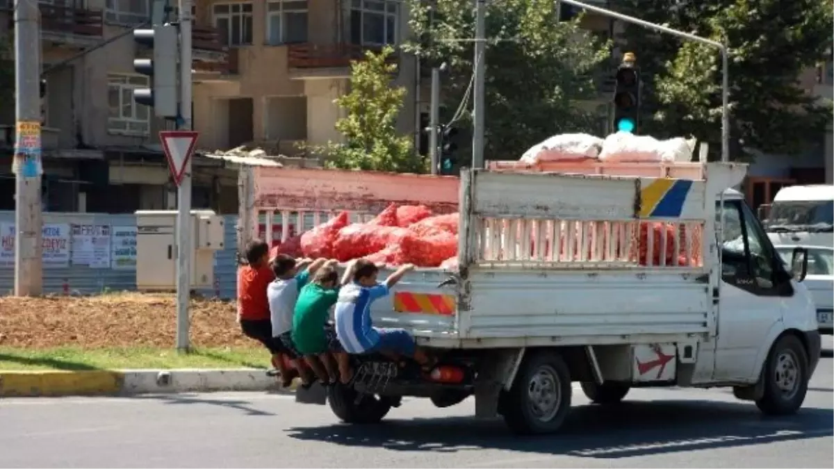 Çocuklar Adeta Ölüme Meydan Okudu