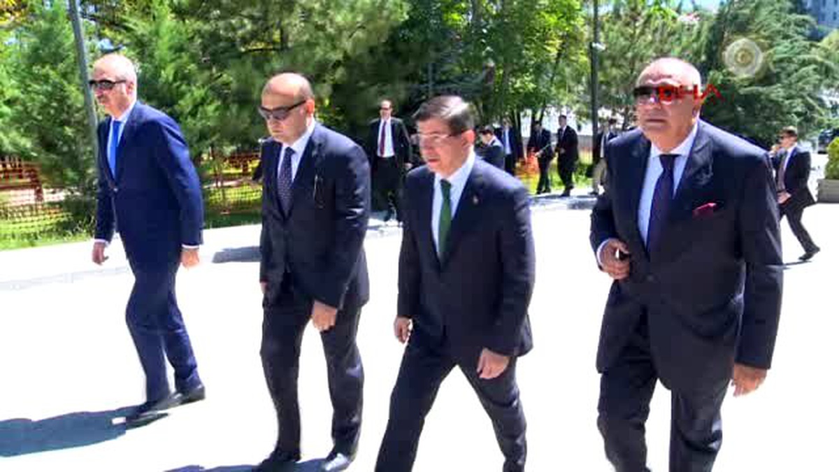 Davutoğlu ve Tuğrul Türkeş Alparslan Türkeş\'in Mezarını Ziyaret Etti