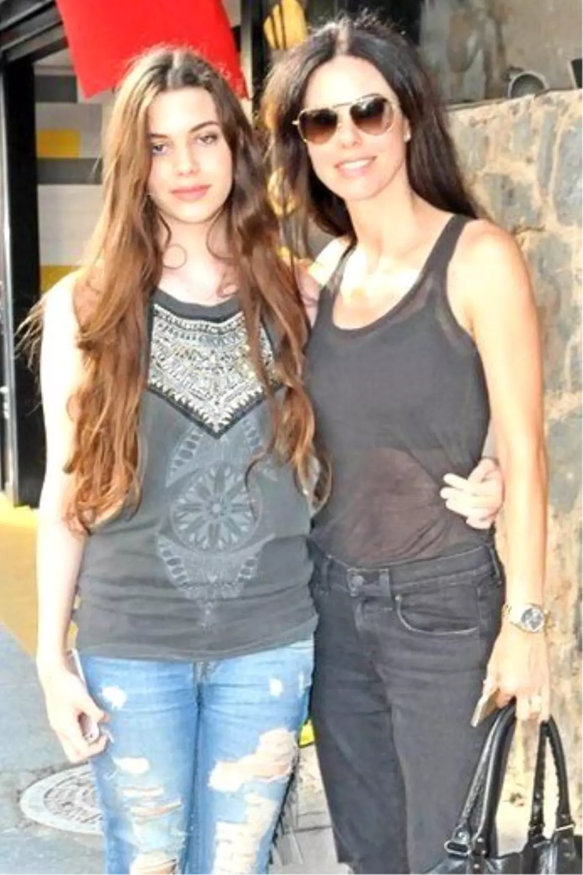 Defne Samyeli Kızlarıyla Düşman Çatlatıyor