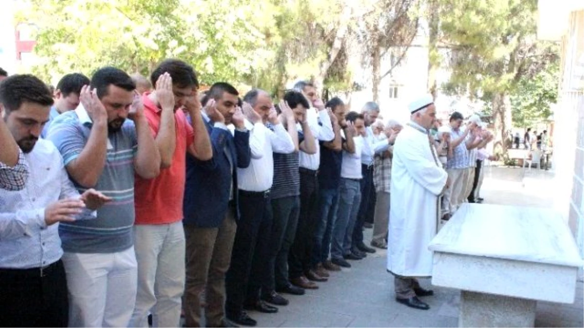 Diyarbakır\'da Öldürülen AK Parti Yöneticisi İçin Denizli\'de Gıyabi Cenaze Namazı