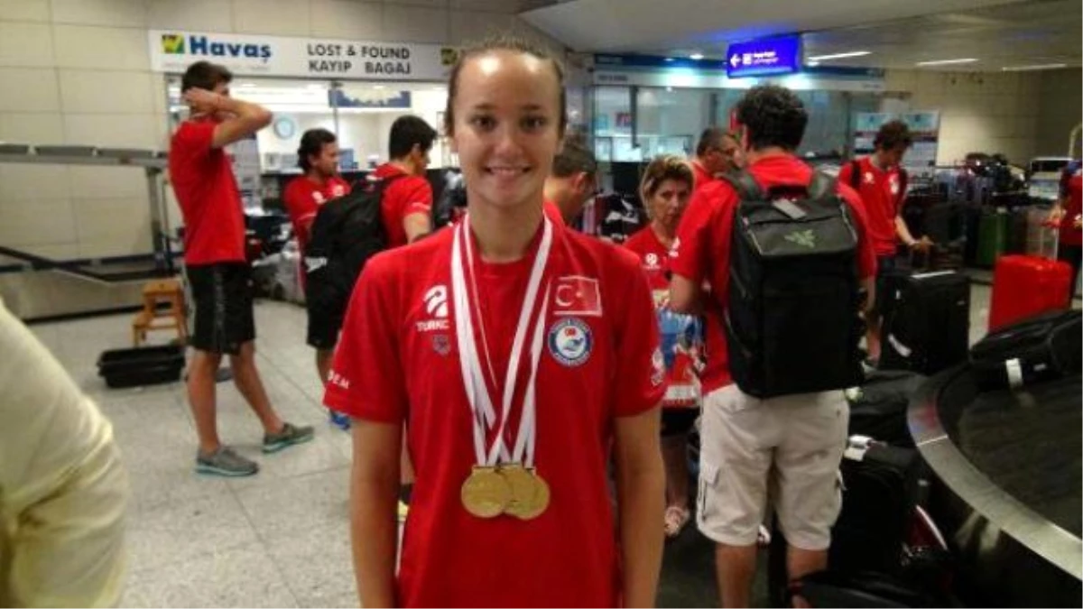 Dünya Yüzme Şampiyonası\'nda 4 Altın Madalya Elde Eden Zeynep Güneş Yurda Döndü