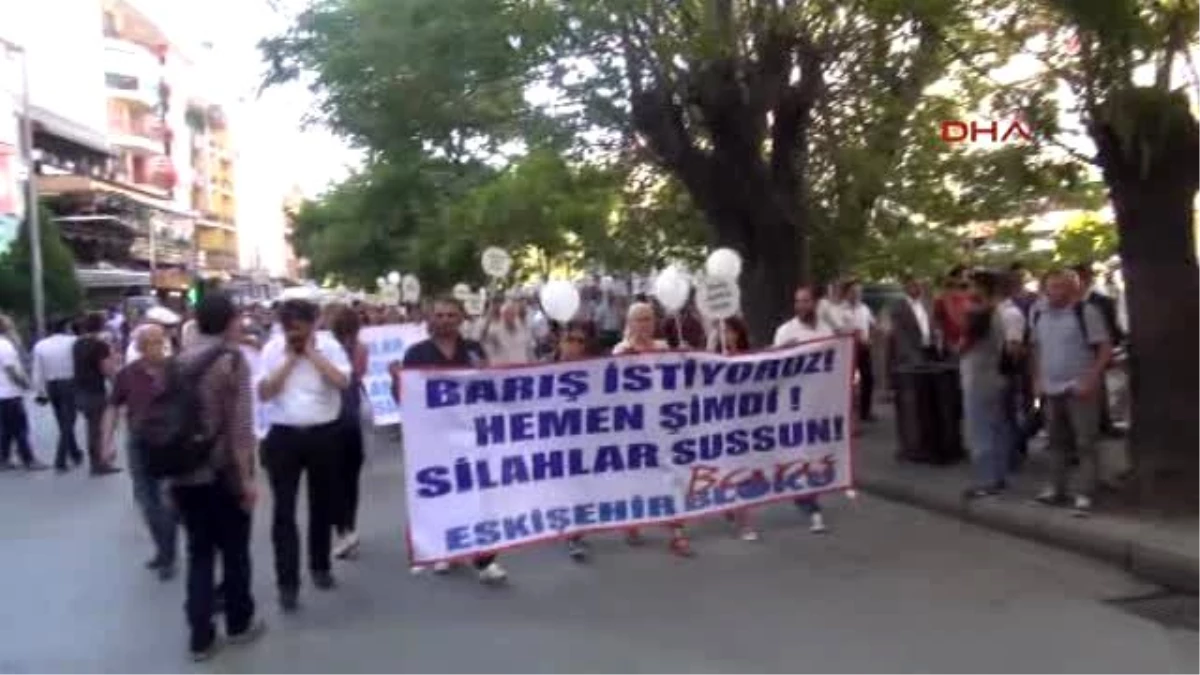Eskişehir\'de 200 Kişi Barış İçin Yürüdü
