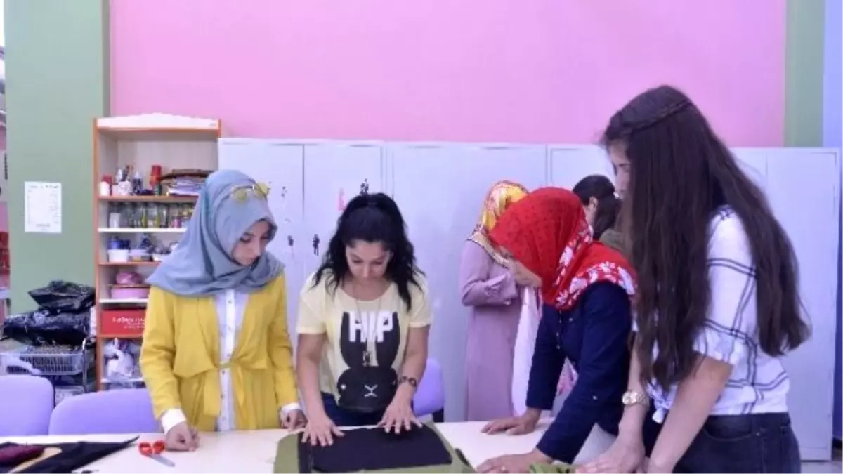 Kadınlar Hem Öğreniyor Hem de Tasarlıyor