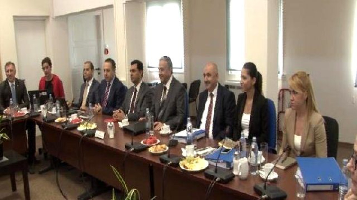 Kıbrıs\'ta Liderler Bir Aylık Aranın Ardından Yeniden Bir Araya Geldi
