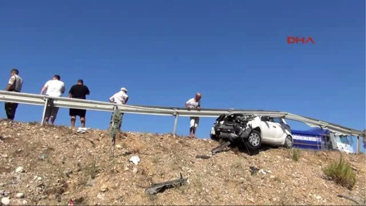 Manavgat - Bariyere Çarpan Otomobilde 2 Kişi Yaralandı