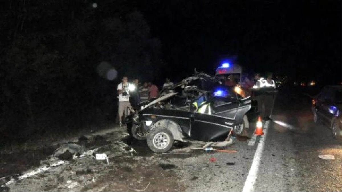 Bartın\'da Otomobil Traktöre Çarptı: 1 Ölü, 4 Yaralı