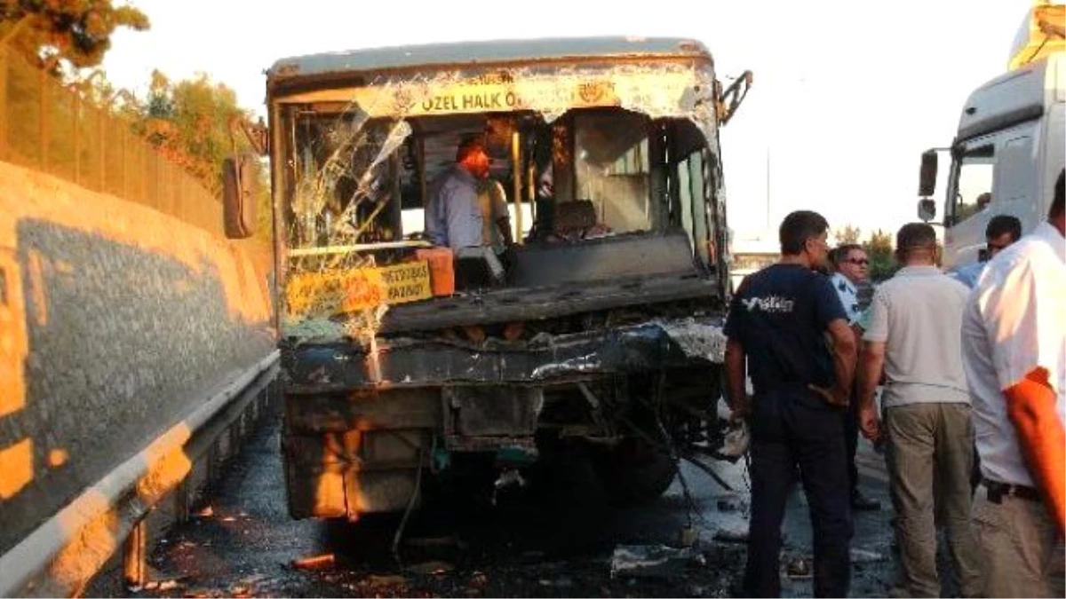 Özel Halk Otobüsü ile Servis Minibüsü Çarpıştı: 1 Ölü