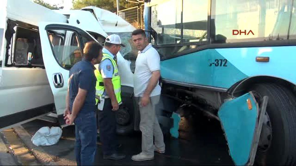 Özel Halk Otobüsü ile Servis Minibüsü Kafa Kafaya Çarpıştı: 1 Ölü