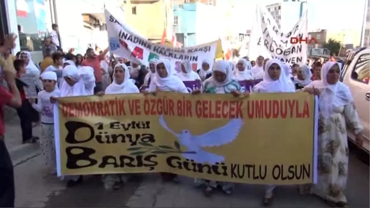 Şırnak\'ta Kadınlar \'Barış\' İçin Beyaz Tülbentlerini Yere Attı