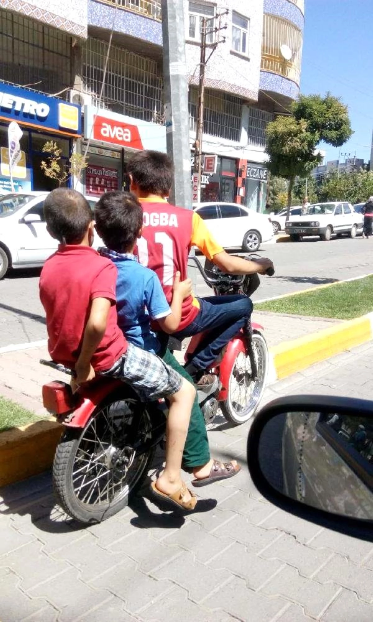 Siverek\'te Çocukların Motosikletle Tehlikeli Yolculuğu