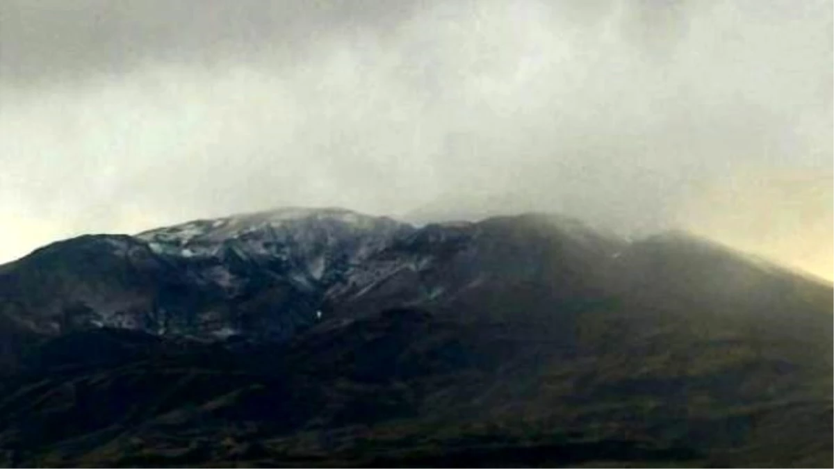 Süphan Dağı\'na Kar Yağdı
