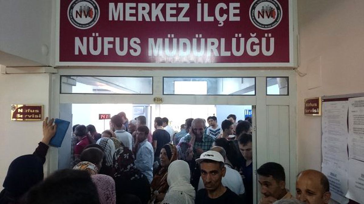 Suriyeliler Adres Kaydı İçin Nüfus Müdürlüğüne Akın Etti