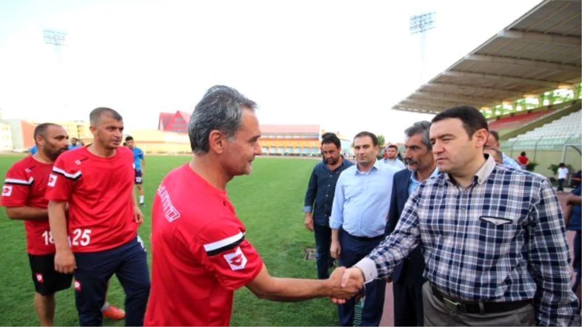 Vali Işın\'dan Futbolculara Baklava İkramı