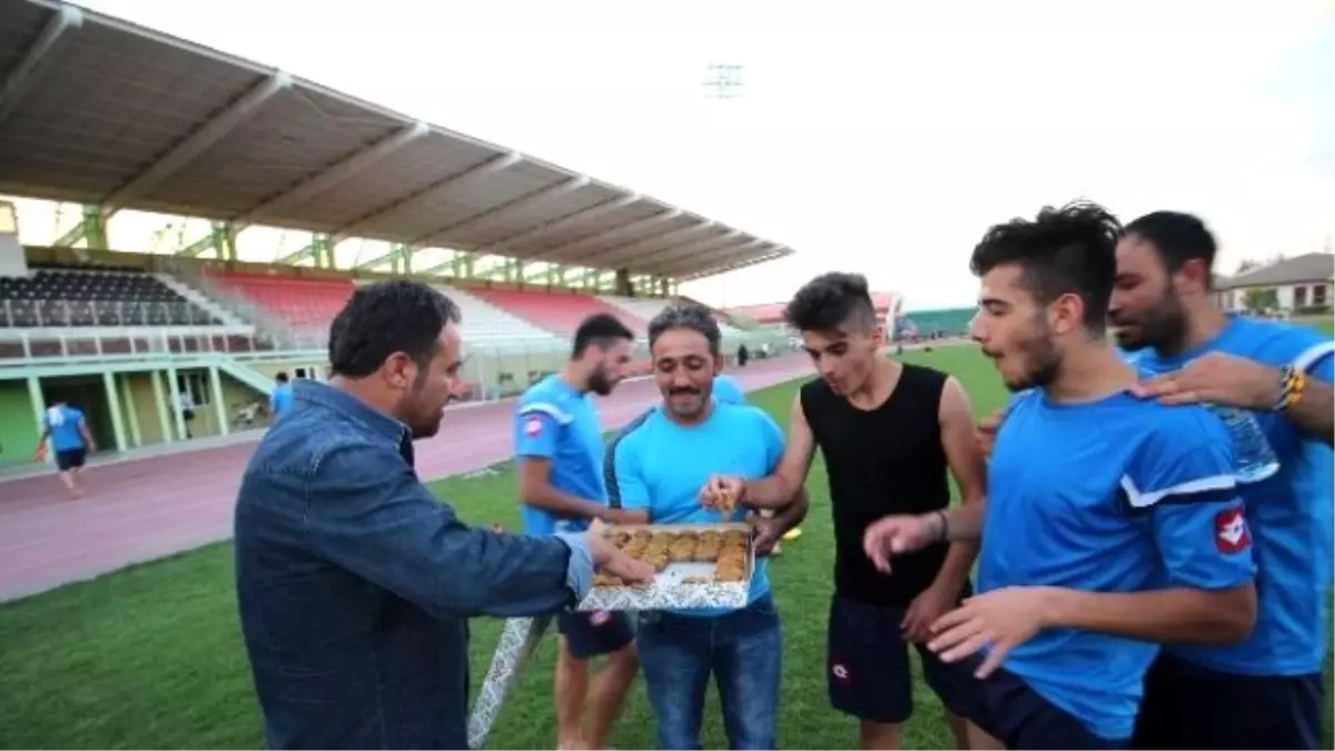 Vali Işın\'dan Futbolculara Baklava İkramı