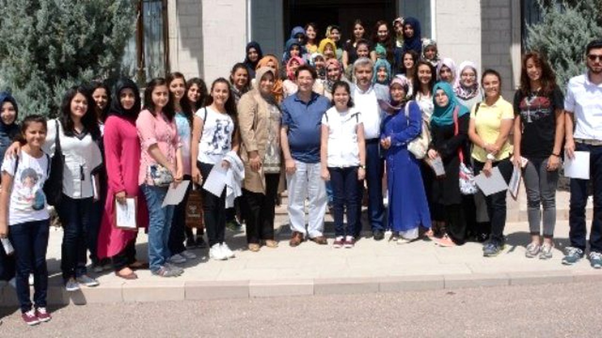 Yaz Okulunu Tamamlayan Öğrencilere Sertifika
