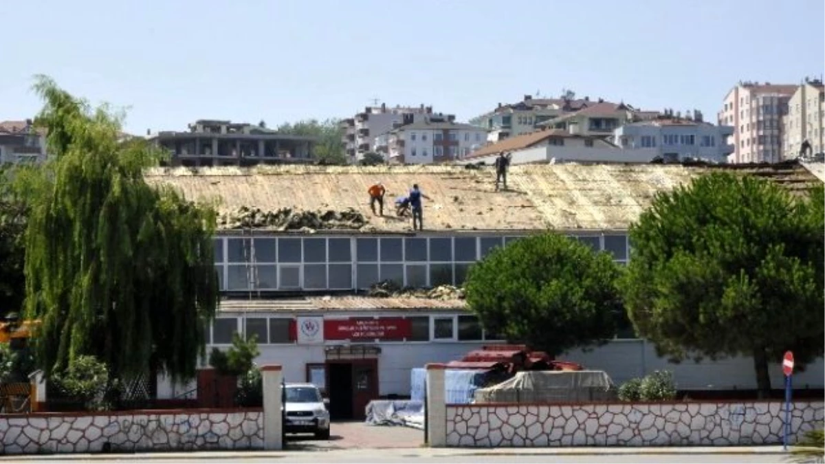 Akçakoca Spor Salonunun Çatısı Onarılmaya Başladı