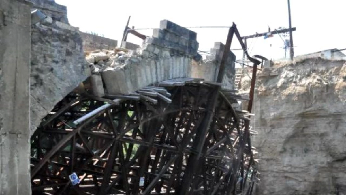 Ancient Bridge İn Turkey\'s West Collapses During Restoration