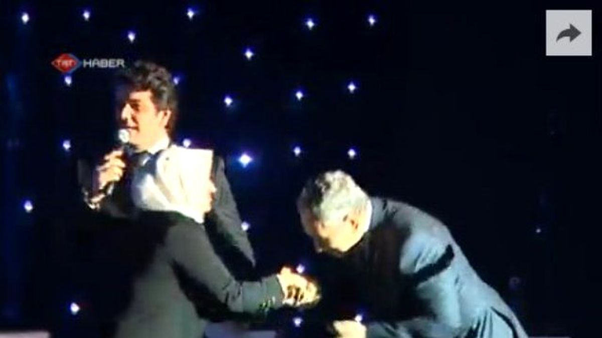 Bülent Arınç, 2 Yıl Önce Akın İpek'in Annesinin Elini Öpmüş