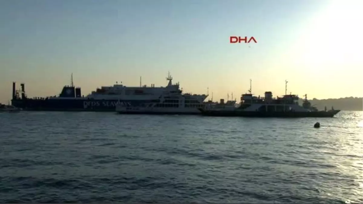 Dha İstanbul - Haliç Açıklarında Mahsur Kalan Araba Vapuru Kurtarılmaya Çalışılıyor