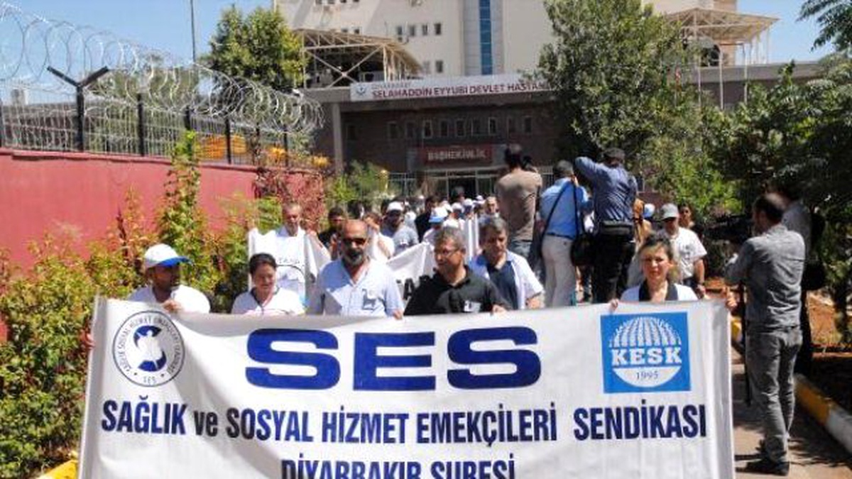 Diyarbakır\'da Sağlık Çalışanlarından Sessiz Yürüyüş