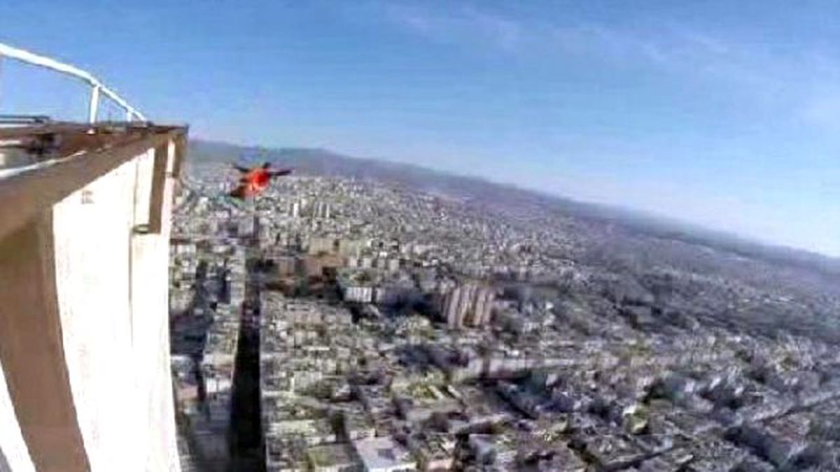 Dünyaca Ünlü Base Jump Atlayışçısı Mersin\'de Gökdelenden Atladı