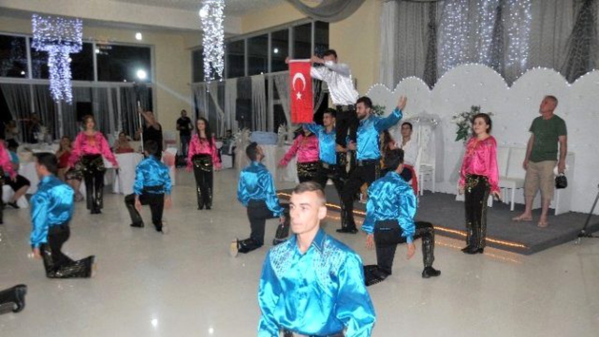 Gümüş Dans Topluluğu Kıbrıs\'ta Gösterilerini Sunuyor