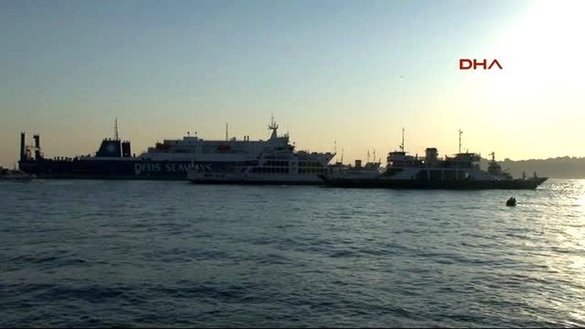 Haliç Açıklarında Mahsur Kalan Araba Vapuru Kurtarılmaya Çalışılıyor