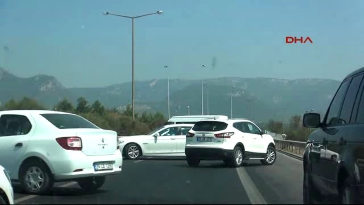 İzmir - Otoyol Trafiğini Kilitleyen Kaza