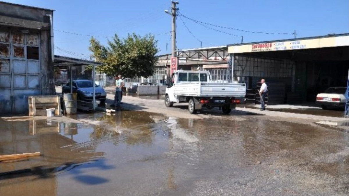 Kanal Taştı, Dükkanları Su Bastı
