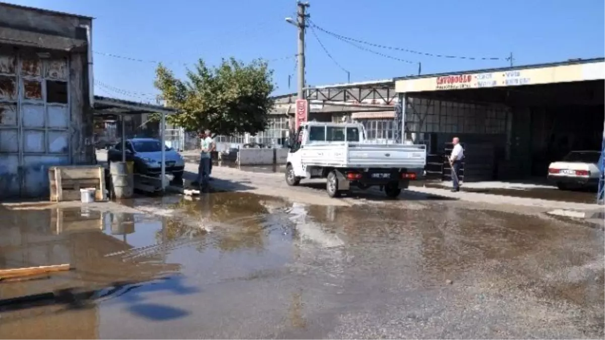 Kanal Taştı, Dükkanları Su Bastı