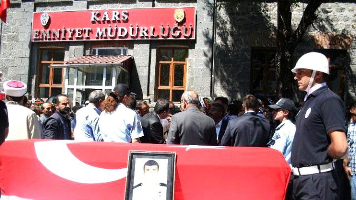 Kars Şehidine Ağladı