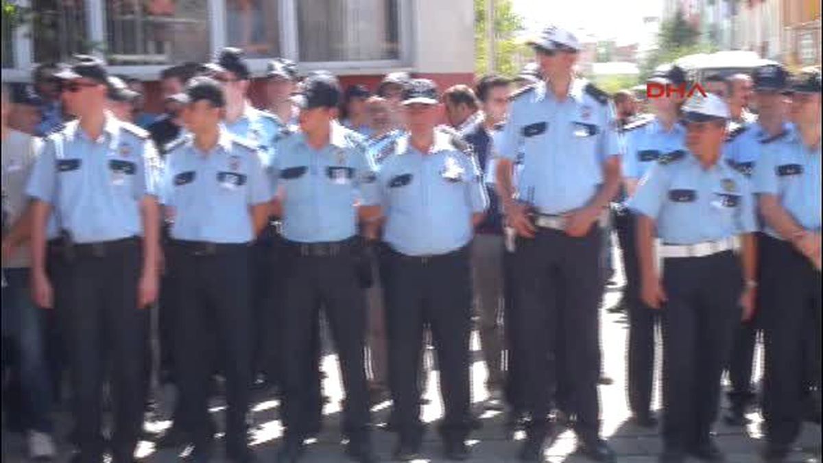 Kars Şehit Polis, Bir Hafta Önce Ölen Annesinin Yanına Defnedildi 1-