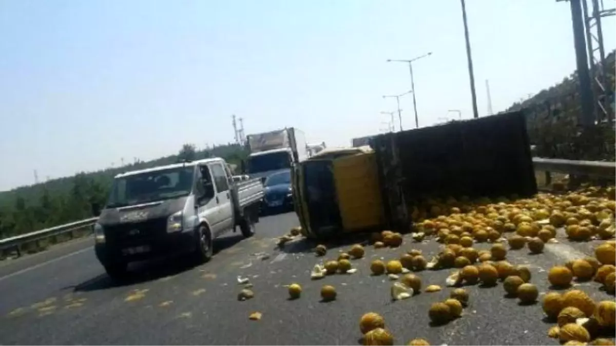 Kavun Yüklü Kamyonet Devrildi, Otoyol Trafiği Kilitlendi