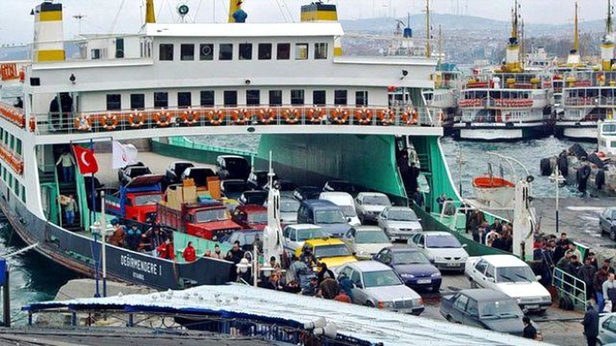 Makine Arızası Yapan Araba Vapuru Sürüklendi, 153 Yolcu Mahsur Kaldı