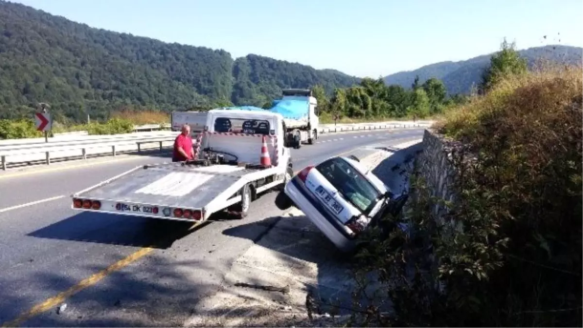 Otomobil Kanala Girdi: 1 Yaralı