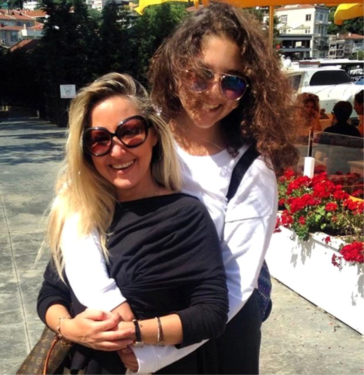Pınar Aylin\'in Kızı Annesinin Boyunu Geçti