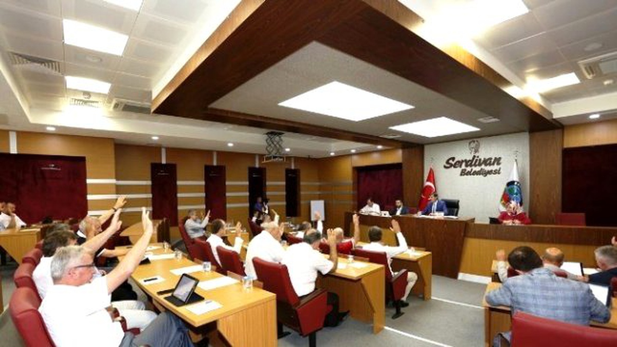 Serdivan Belediyesi Meclisi Şehitler İçin Okunan Fatihalar ile Başladı