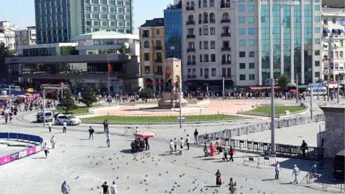 Taksim\'de Şüpheli Çanta Meydanı Kapattırdı