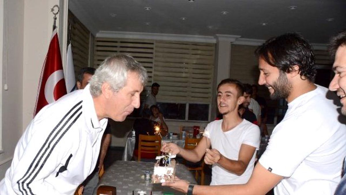 Teknik Direktör Durmuş\'a Doğum Günü Sürprizi