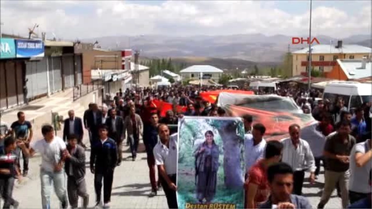 Van Tunceli\'de Ölen PKK\'lı Kadın Terörist Başkale\'de Toprağa Verildi