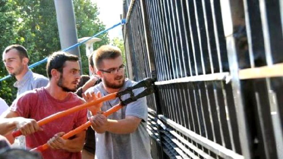 Vetevendosye Hareketi Başbakanlık Binasının Parmaklıklarını Söktü