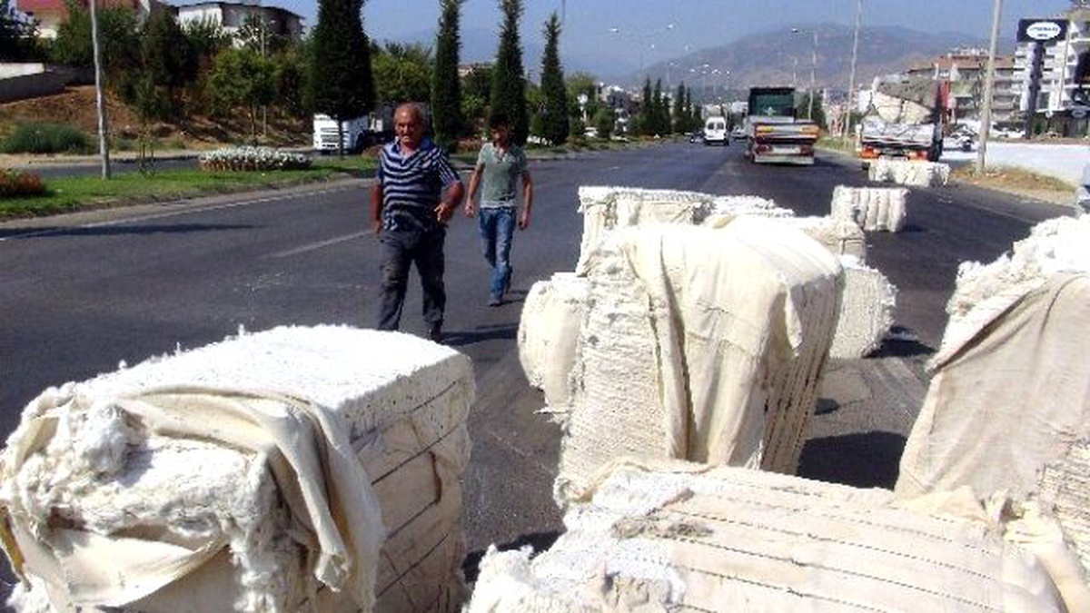 Viraja Hızlı Giren Tırdaki Pamuk Balyaları Yola Savruldu