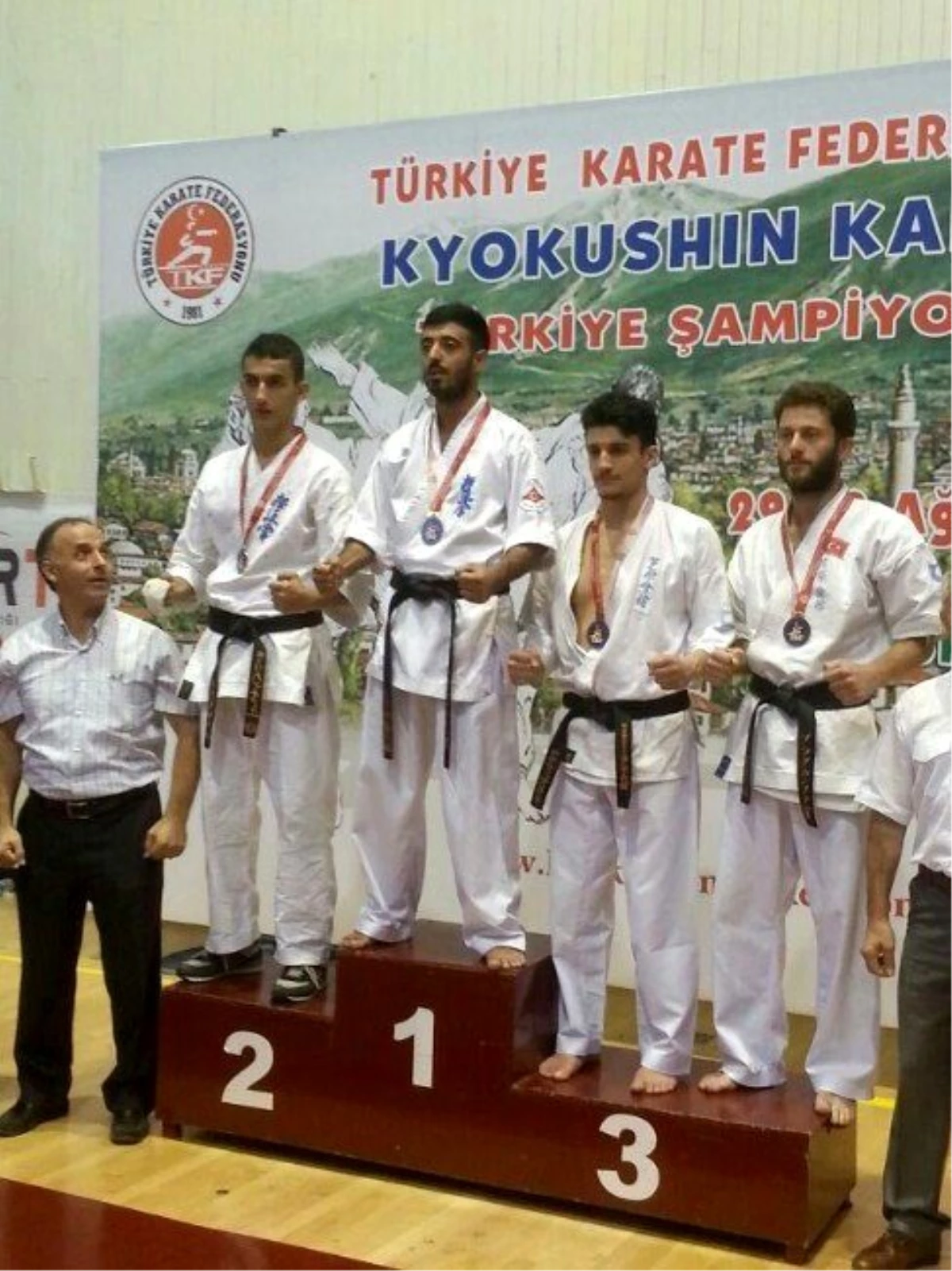 Yıldırımlı Karateciler Madalyaları Topladı