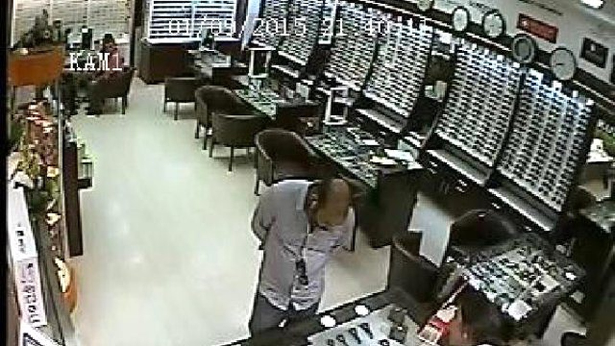15 Bin Liralık Saatleri Çalanlar Güvenlik Kamerasında